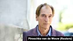 Aktor Julian Sands berpose sebelum wawancara. (Foto: REUTERS/Piroschka van de Wouw)