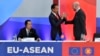 Presiden Dewan Eropa Charles Michel (kanan), berbicara dengan Presiden Indonesia Joko Widodo (tengah), saat upacara pembukaan KTT UE-ASEAN di Brussel, Rabu, 14 Desember 2022. (AP/Geert Vanden Wijngaert)