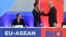 Presiden Dewan Eropa Charles Michel (kanan), berbicara dengan Presiden Indonesia Joko Widodo (tengah), saat upacara pembukaan KTT UE-ASEAN di Brussel, Rabu, 14 Desember 2022. (AP/Geert Vanden Wijngaert)