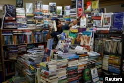 Sebuah kios buku di basement pusat perbelanjaan di Jakarta, 13 September 2018. (REUTERS/Willy Kurniawan)