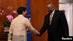 Menteri Pertahanan AS Lloyd Austin III berjabat tangan dengan Presiden Filipina Ferdinand "Bongbong" Marcos Jr. di Istana Malacanang di Manila, Filipina, 2 Februari 2023. (Foto: Jam Sta Rosa via REUTERS)