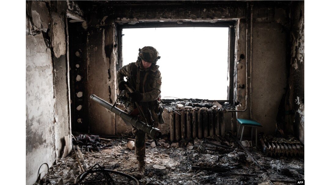 Seorang tentara Ukraina dari Layanan Penjaga Perbatasan tampak siaga di sebuah gedung yang rusak di kota Bakhmut, Ukraina, 9 Februari 2023.