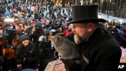 El manejador del Groundhog Club A.J. Dereume sostiene a Punxsutawney Phil, la marmota que pronostica el clima, durante la celebración número 137 del Día de la Marmota en Gobbler's Knob en Punxsutawney, Pensilvania, el jueves 2 de febrero de 2023. 