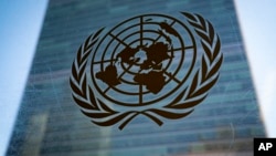 资料照片：2022年2月28日，星期一，联合国秘书处大楼外展示联合国的标志。.(美联社)