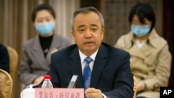 资料照：中国新疆维吾尔自治区副主席吐尼亚孜在一个记者会上讲话。（2021年9月30日）