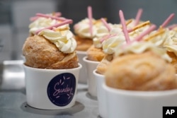 Strawberry Pocky Cruffins di Sunday Bakeshop, Oakland, California, Kamis, 19 Agustus 2021. (AP/Eric Risberg)