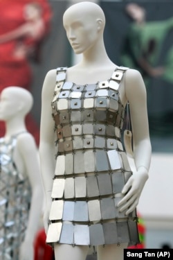Gaun tunik dari aluminium yang langka rancangan Paco Rabanne dipamerkan di balai lelang Christie di London, 28 Oktober 2008. (Foto: Sang Tan/AP Photo)