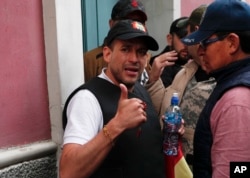 El líder de la oposición Luis Fernando Camacho levanta el pulgar fuera del palacio presidencial en La Paz, Bolivia, después de que el presidente Evo Morales anunciara su dimisión a la presidencia el domingo 10 de noviembre de 2019.