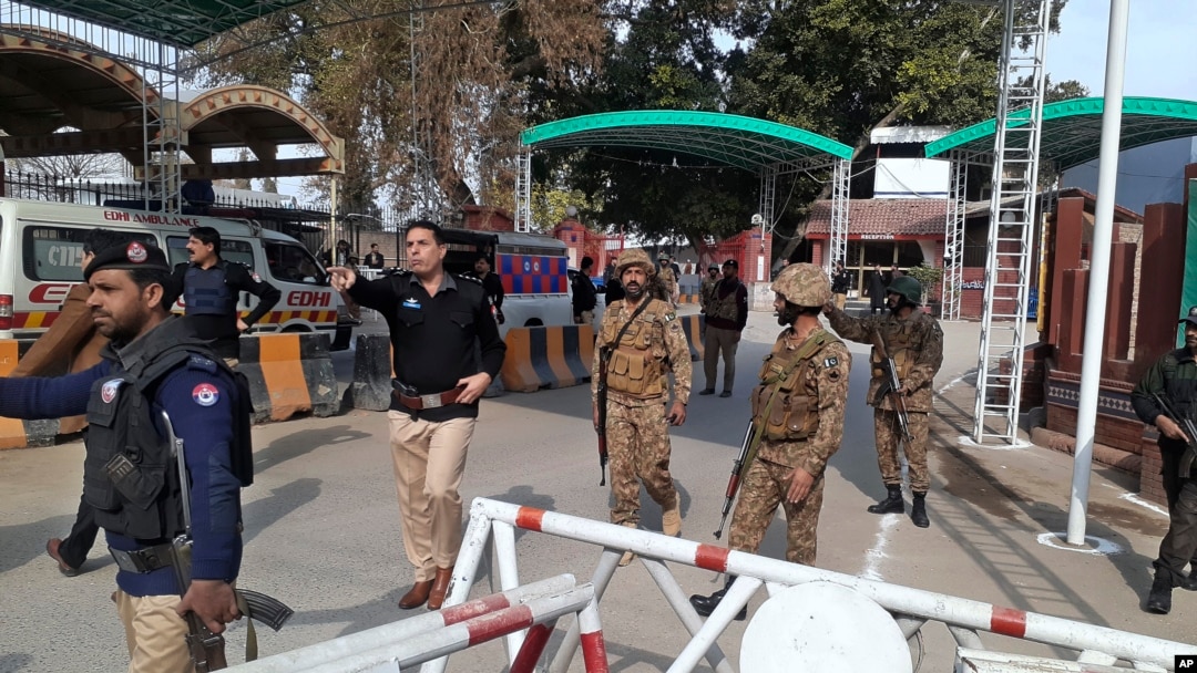 Tentara dan polisi membuka jalan bagi ambulans yang sedangn menuju lokasi ledakan bom di Peshawar, Pakistan, Senin, 30 Januari 2023. (Foto: AP)