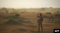 Chassée du Niger, l'armée française doit évacuer ses matériels en majeure partie par voie terrestre vers le Tchad puis le Cameroun.