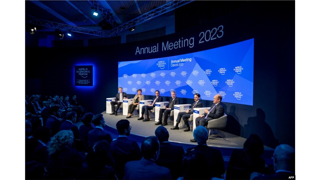(Dari kiri) Presiden WEF Borge Brende, Direktur Pelaksana Dana Moneter Internasional (IMF) Kristalina Georgieva, Menlu Qatar Mohammed bin Abdulrahman Al Thani, Menlu Finlandia Pekka Haavisto, Menlu Saudi Pangeran Faisal bin Farhan dan Senator Demokrat AS dari Delaware Chris Coons dalam pertemuan tahunan Forum Ekonomi Dunia (WEF) di Davos, 17 Januari 2023. (Fabrice COFFRINI/AFP)