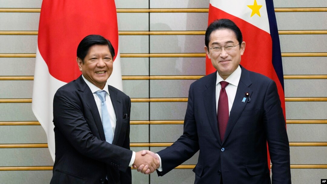 Presiden Filipina Ferdinand Marcos Jr., kiri, berjabat tangan dengan Perdana Menteri Jepang Fumio Kishida sebelum pembicaraan mereka di kediaman resmi perdana menteri di Tokyo, Kamis, 9 Februari 2023. (Foto: via AP)