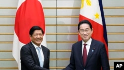Tổng thống Philippine Ferdinand Marcos Jr., (trái) họp thưởng đỉnh với Thủ tướng Nhật Fumio Kishida tại Tokyo, ngày 9/2/2023.