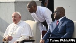 Papa Francis akiwa na rais wa Jamuhuri ya Kidemokrasia ya Congo Félix Tshisekedi, huko Kinshasa Jan. 31, 2023