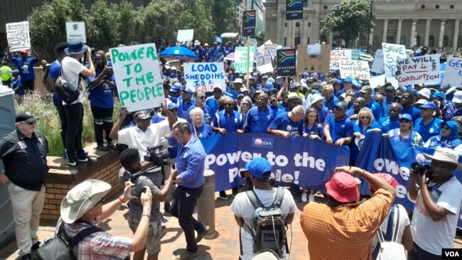 Democratic Alliance protesters at a rally in Johannesburg, South Africa on Jan. 25, 2023. (Kate Bartlett/VOA)