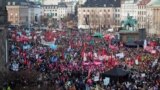 Ribuan demonstran turun ke jalan di Kopenhagen, Denmark, untuk memprotes rencana pemerintah menghapus hari libur nasional dalam sebuah aksi pada 5 Februari 2023. (Foto: The Ritzau Scanpix/Emil Helms via Reuters) 