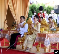 Raja Thailand Maha Vajiralongkorn, dan istrinya Ratu Suthida di Bangkok, Thailand Minggu, 5 Desember 2021. (Foto: via AP )