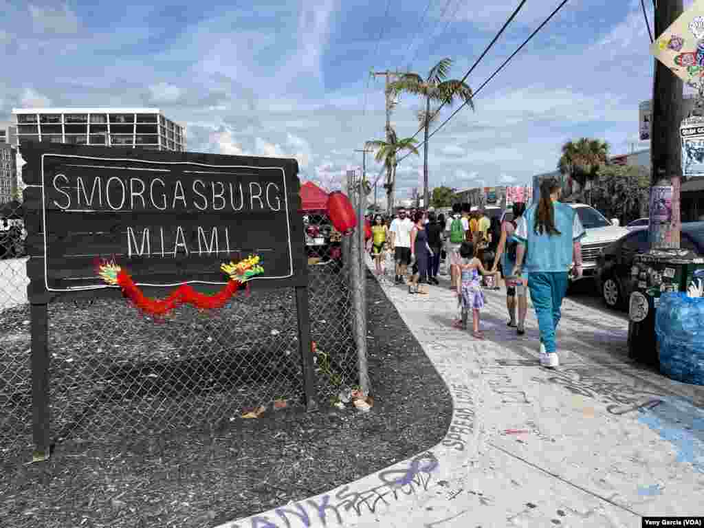 Una larga fila de personas espera para entrar a la edición especial del festival de comida al aire libre Smorgasburg, que se celebra en Miami con motivo del Año Nuevo Lunar, el 21 de enero de 2023.&nbsp;
