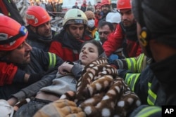 Un niño de 12 años rescatado vivo de los escombros del terremoto en Antakya, Turquía, el 11 de febrero de 2023.