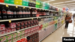 Una mujer camina por el pasillo de los refrescos en Los Ángeles.