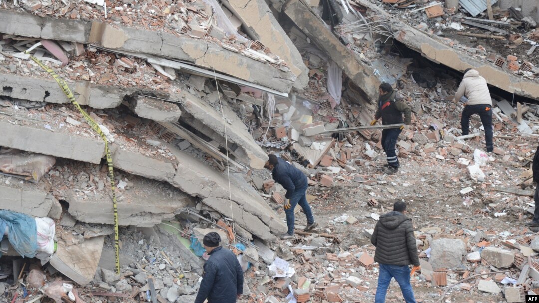 Petugas penyelamat dan sukarelawan melakukan operasi pencarian dan penyelamatan di reruntuhan bangunan di Diyarbakir pada 6 Februari 2023, setelah gempa berkekuatan 7,8 melanda tenggara negara itu. (Foto: AFP)