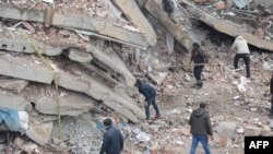 Petugas penyelamat dan sukarelawan melakukan operasi pencarian dan penyelamatan di reruntuhan bangunan di Diyarbakir pada 6 Februari 2023, setelah gempa berkekuatan 7,8 melanda tenggara negara itu. (Foto: AFP)