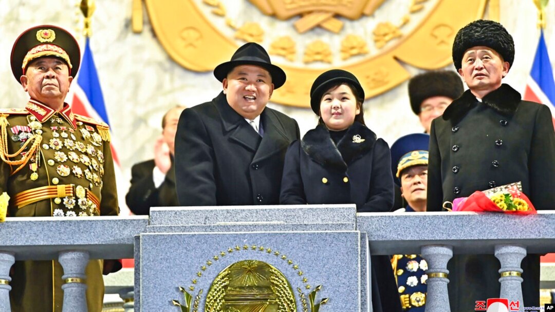 Pemimpin Korea Utara Kim Jong Un, kiri tengah, dan putrinya menghadiri parade militer untuk memperingati 75 tahun berdirinya Tentara Rakyat Korea di Pyongyang, Korea Utara, 8 Februari 2023. (Foto: KCNA via AP)