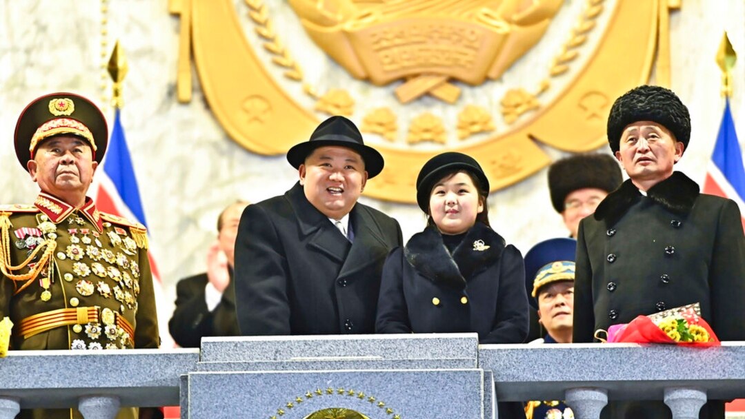 朝鲜建军节大阅兵炫耀核武，金正恩十岁女位居中心引热议