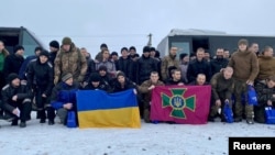 Украинские военнослужащие вернулись из российского плена. 4 февраля 2023 года. Фото предоставлено Reuters пресс-службой Генерального штаба Вооруженных сил Украины