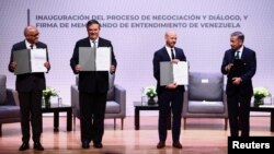 ARCHIVO - Jorge Rodríguez (izq.), presidente de la Asamblea Nacional de Venezuela, el canciller mexicano Marcelo Ebrard, Dag Nylander, representante de Noruega y Gerardo Blyde, jefe de la delegación opositora, durante una reunión en la Ciudad de México, el 13 de agosto de 2021.