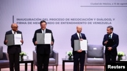 Jorge Rodríguez (izq.), presidente de la Asamblea Nacional de Venezuela, el canciller mexicano Marcelo Ebrard, Dag Nylander, representante de Noruega y Gerardo Blyde, jefe de la delegación opositora, durante una reunión de consenso en la Ciudad de México, el 13 de agosto de 2021.