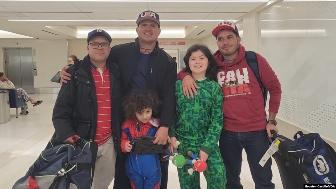 El nicaragüense Jorge López (en medio) se reunió con sus hermanos este fin de semana bajo el parole humanitario. Cortesía