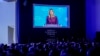 La primera dama de Ucrania, Olena Zelenska, se ve en una pantalla de video mientras pronuncia un discurso en el Foro Económico Mundial en Davos, Suiza, el martes 17 de enero de 2023.