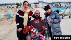خالد پیرزاده در کنار همسر و دخترش، پس از آزادی از زندان مرکزی اهواز