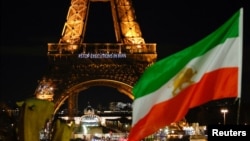 پرچم شیر خورشید در کنار برج ایفل که با شعار «اعدام در ایران را متوقف کنید» چراغ‌هایش روشن شده است. دوشنبه شب، ۲۶ دی ۱۴۰۱