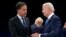 Foto Achiv: Premye Minis Peyi Ba Mark Rutte, a goch, pale ak Prezidan Joe Biden pandan some LOTAN an nan vil Madrid, Espay, 29 Jyen 2022. 