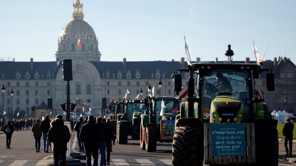 Farmers Drive Tractors Through Paris To Protest Pesticide Bans