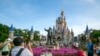 ARCHIVO - La gente visita el parque Magic Kingdom en Walt Disney World Resort en Lake Buena Vista, Florida, el 18 de abril de 2022.