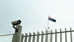 Kamera keamanan di luar Gedung Parlemen di Canberra, Australia, 9 Februari 2023. (Gambar AAP/Lukas Coch via REUTERS)