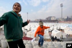 Kahramanmaraş'ta depremzedeler için çadır kentin kurulduğu stadyumda çocuklar oynarken, 10 Şubat 2023.