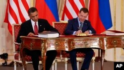 FILE - Presiden Barack Obama (kiri) dan Presiden Rusia Dmitry Medvedev menandatangani perjanjian START Baru di Kastil Praha di Praha pada 8 April 2010. (AP/Alex Brandon, File)