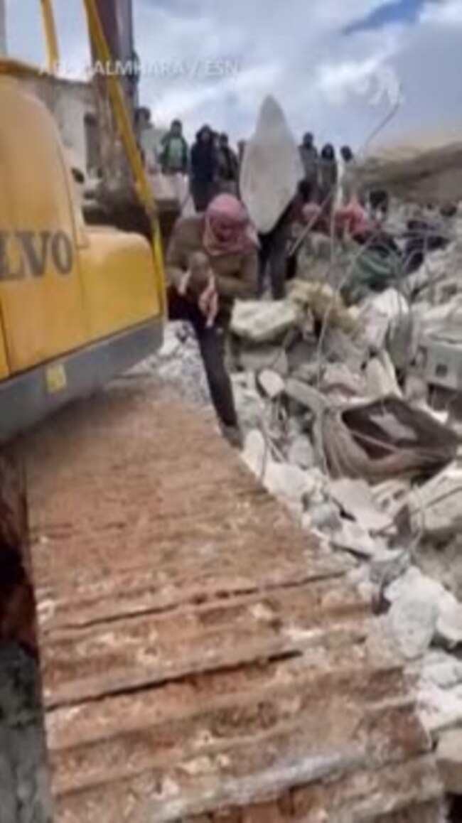  ساتی ڕزگارکردنی منداڵێکی تازە لەدایکبوو لە عەفرین کە هێشتا وێڵاشەکەی پێوەیە