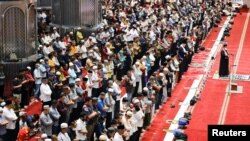 Jemaah Jumat di Masjid Agung Istiqlal, Jakarta menggelar salat gaib untuk mendoakan para korban gempa di Turki dan Suriah, 10 Februari 2023. (REUTERS/Willy Kurniawan)