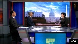 দক্ষিণ কোরিয়ার কোরীয় উপদ্বীপের শান্তি ও নিরাপত্তা বিষয়ক বিশেষ প্রতিনিধি কিম গুন ( সর্ব বামে) এবং উত্তর কোরিয়ার জন্য যুক্তরাষ্ট্রের বিশেষ প্রতিনিধি সুং কিম (মাঝখানে), ভিওএ কোরীয় সার্ভিসের ইউনজুং চো আয়োজিত একটি ভিওএ শোতে উপস্থিত ছিলেন।