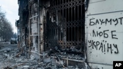 El centro de la ciudad de Bajmut, región de Donetsk, Ucrania, fue dañado por los bombardeos rusos el viernes 10 de febrero de 2023. La inscripción en la pared dice "Bajmut ama a Ucrania".