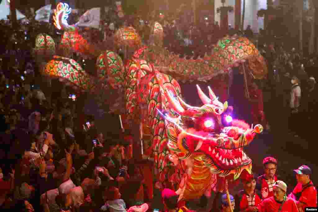 Pementasan tarian naga pada festival Cap Go Meh untuk menandai berakhirnya perayaan Tahun Baru Imlek di kota Bogor, provinsi Jawa Barat (5/2). (Foto: Ajeng Dinar Ulfiana/Reuters)