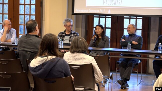 Peny Candra Rini, Kronos Quartet, Andy McGraw pada acara Artist Conversation di Modlin Centre Richmond University (Foto: Nia Iman Santoso)