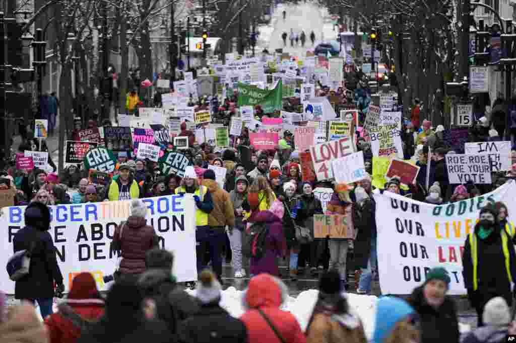 د امریکا په وسکانسن ایالت کې د سقط جنین د حق لغو کیدو په ملاتړ کې مظاهرې