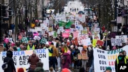 2023 年 1 月 22 日，威斯康星州麦迪逊市，抗议者在支持推翻该州几乎全面禁止堕胎的游行中前往威斯康星州国会大厦。