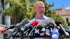 Chris Hipkins berbicara kepada awak media, setelah dikukuhkan sebagai satu-satunya kandidat pengganti Jacinda Ardern sebagai pemimpin Partai Buruh, di Wellington, Selandia Baru 21 Januari 2023. (Foto: REUTERS/Lucy Craymer)